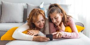 少女和妈妈一起看智能手机, 花时间和你的孩子在一起, 青少年支持系统, 与父母和孩子保持良好的关系